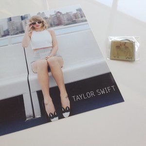 Taylor Swift 1989 Key Chain & Iconic Photo NEW!!!